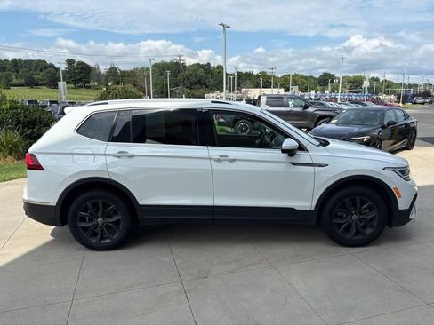 Used 2024 Volkswagen Tiguan SE AWD/4WD image 8