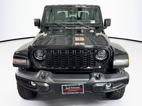 Used 2025 Jeep Gladiator Sport image 2