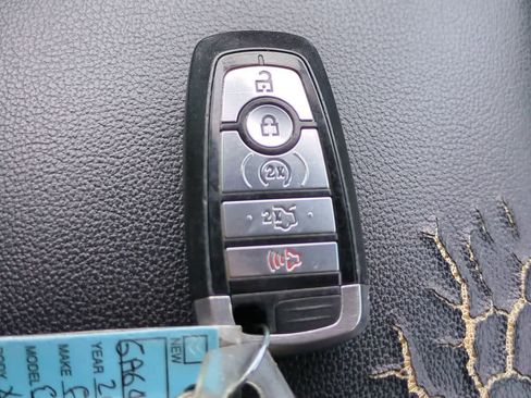 Used 2018 Ford Explorer XLT w/ Equipment Group 201A FWD image 27