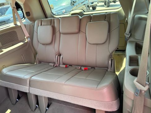 Used 2014 Chrysler Town & Country Limited w/ Luxury Group FWD image 13