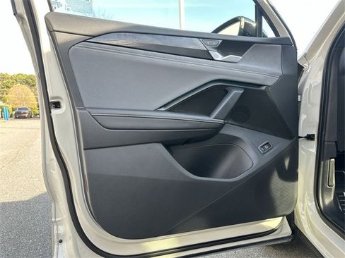 New 2025 Volkswagen Tiguan SE R-Line image 13