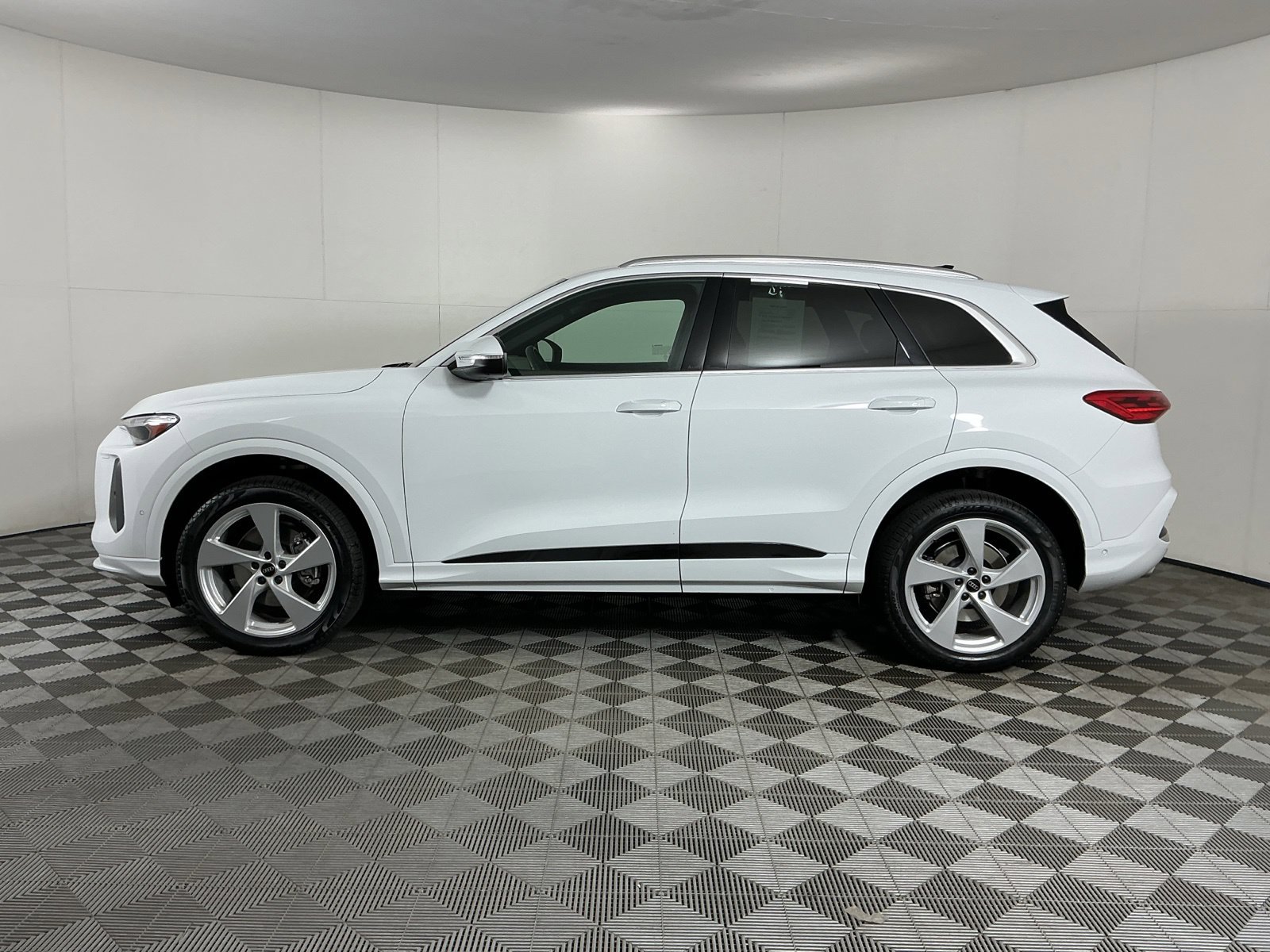 Used 2025 Audi Q5 Premium Plus w/ Premium Plus AWD/4WD image 4