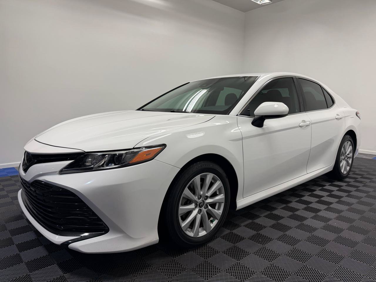 Used 2020 Toyota Camry LE FWD image 3