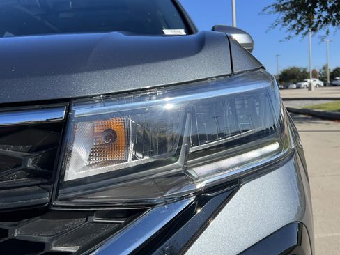 Certified 2024 Volkswagen Taos SE w/ Panoramic Sunroof Package image 6