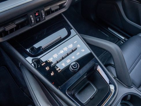 Certified 2024 Porsche Cayenne Coupe image 21