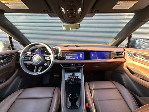 Certified 2025 Porsche Macan Electric image 6