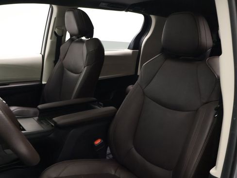Certified 2024 Toyota Sienna Platinum FWD image 13
