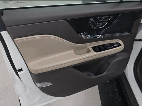 Used 2023 Lincoln Corsair FWD image 9