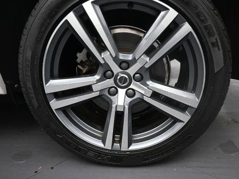 Used 2018 Volvo XC60 T6 Momentum w/ Advanced Package AWD/4WD image 9