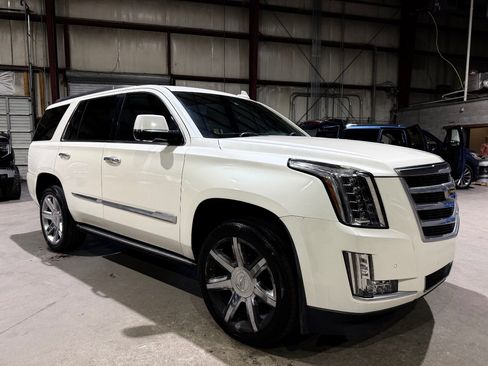 Used 2015 Cadillac Escalade Premium RWD image 2