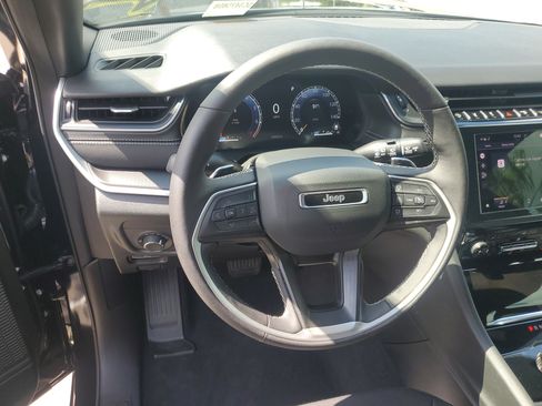 Used 2025 Jeep Grand Cherokee Laredo w/ Luxury Tech Group I AWD/4WD image 15