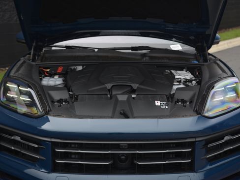 Certified 2025 Porsche Cayenne S AWD/4WD image 40