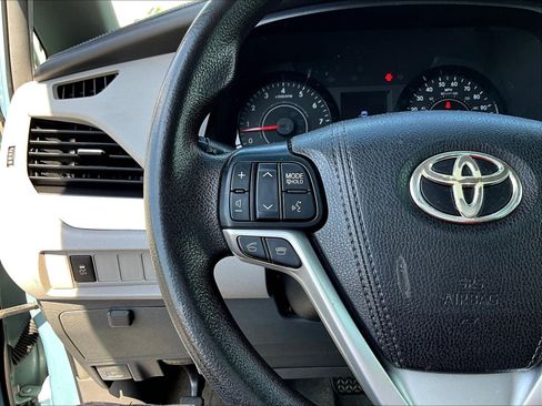 Used 2015 Toyota Sienna LE FWD image 11