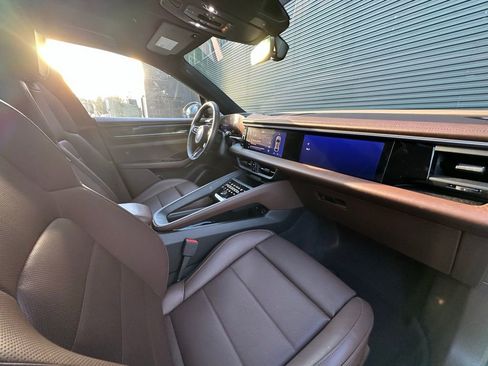 Certified 2025 Porsche Macan Electric image 38