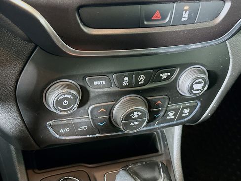 Used 2022 Jeep Cherokee Trailhawk image 23