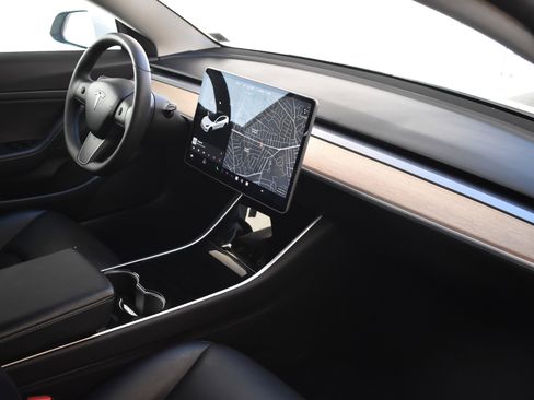 Used 2023 Tesla Model 3 Standard Range image 24