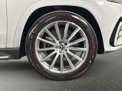 Used 2025 Mercedes-Benz GLS 580 4MATIC image 3