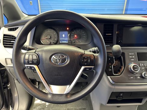 Used 2017 Toyota Sienna LE image 14