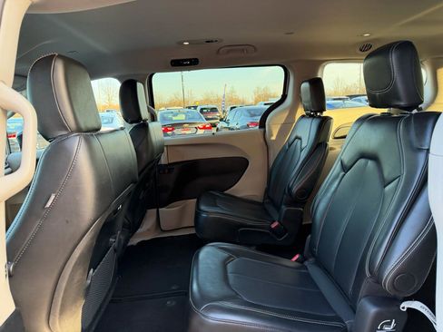 Used 2024 Chrysler Pacifica Touring-L image 16