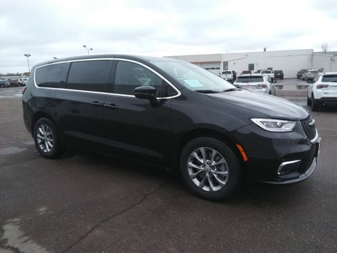 New 2026 Chrysler Pacifica Select image 4