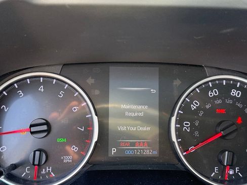 Used 2021 Toyota RAV4 XLE w/ Convenience Package FWD image 18