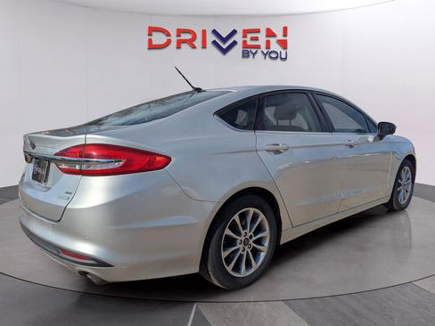 Used 2017 Ford Fusion SE w/ Fusion SE Technology Package image 5