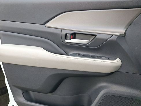 Used 2024 Toyota Grand Highlander XLE image 11