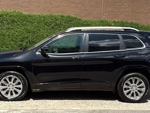 Used 2017 Jeep Cherokee Overland w/ Technology Group FWD image 2