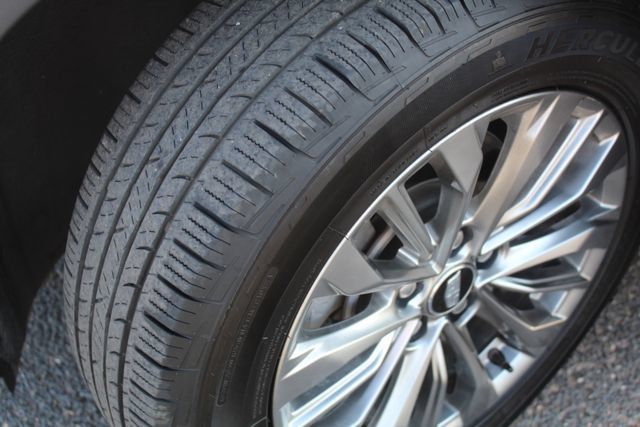 Used 2025 Cadillac XT4 Premium Luxury FWD image 13