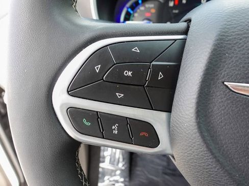 Used 2024 Chrysler Pacifica Select image 13