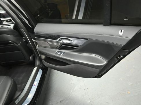 Used 2022 BMW 750i xDrive w/ M Sport Package image 26