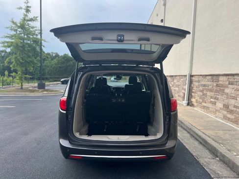 Used 2018 Chrysler Pacifica Touring-L w/ Advanced Safetytec Group image 26