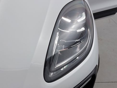 Used 2023 Porsche Macan image 32