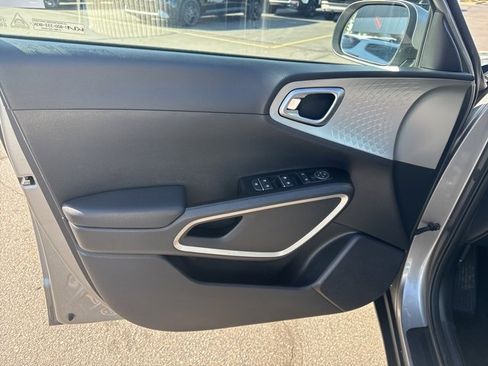 Used 2023 Kia Soul LX w/ LX Technology Package image 15
