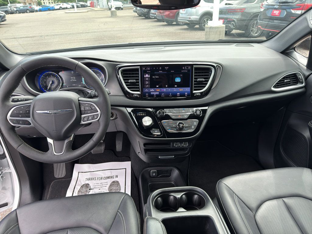 Used 2025 Chrysler Pacifica Select FWD image 13