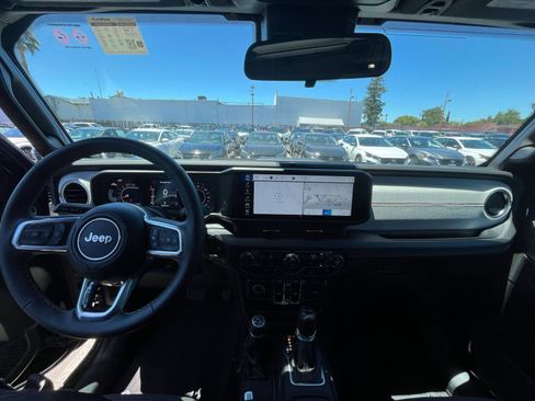 Used 2025 Jeep Wrangler Unlimited Sahara AWD/4WD image 33