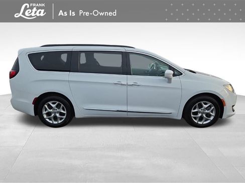 Used 2017 Chrysler Pacifica Touring-L w/ Tire & Wheel Group image 14