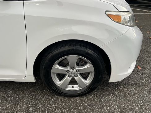 Used 2017 Toyota Sienna L image 6