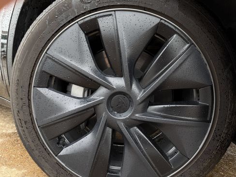 Used 2025 Tesla Model Y Long Range RWD image 10
