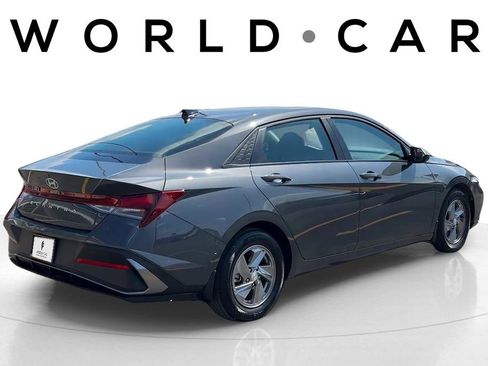 Certified 2025 Hyundai Elantra SE image 2