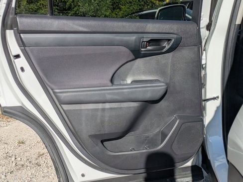 Used 2024 Toyota Highlander LE image 20