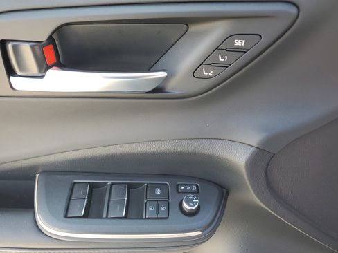 Used 2023 Toyota Crown Limited image 25