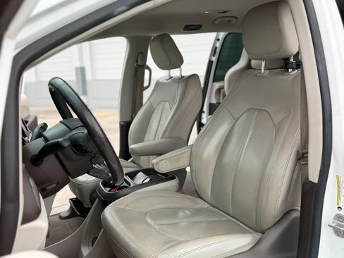 Used 2020 Chrysler Pacifica Touring-L FWD image 17