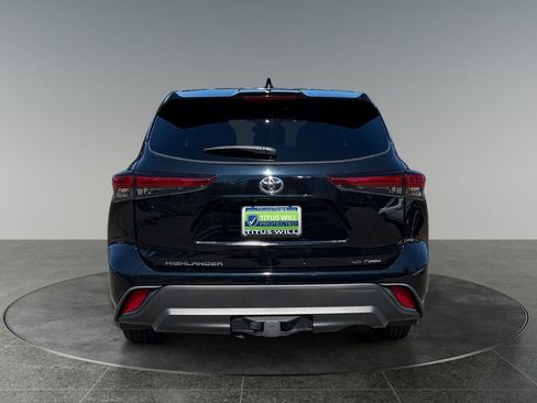 Used 2021 Toyota Highlander LE AWD/4WD image 8