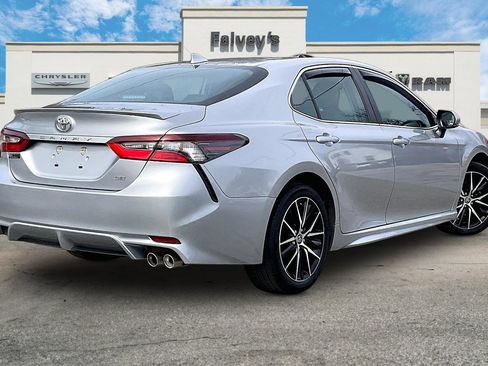Used 2023 Toyota Camry SE image 2