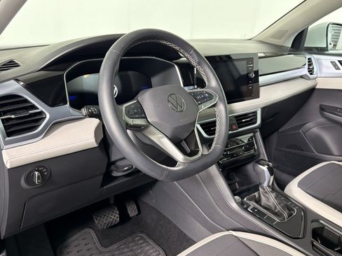 Used 2025 Volkswagen Taos SE w/ Panoramic Sunroof Package FWD image 3