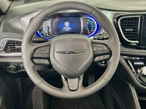 Used 2025 Chrysler Pacifica Premium FWD image 18