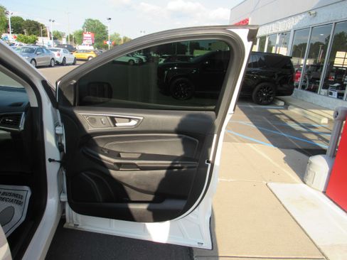 Used 2021 Ford Edge Titanium w/ Equipment Group 301A FWD image 17