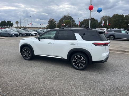 New 2026 Nissan Pathfinder Platinum image 4