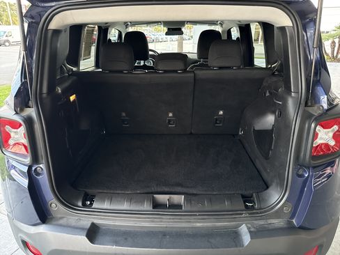 Used 2020 Jeep Renegade Latitude w/ Cold Weather Group AWD/4WD image 30